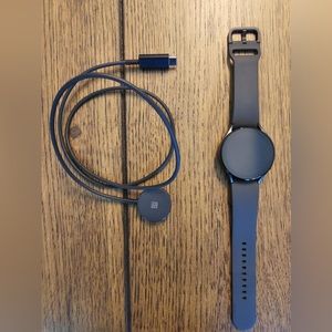 Samsung Watch 5 (44 mm) good condition, like new.